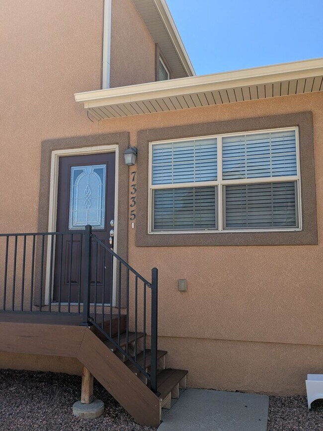 Foto del edificio - Beautiful 2 Story Townhome with 3 Car Garage!