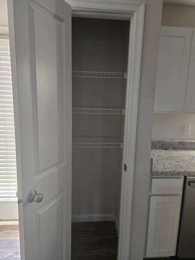 despensa de alimentos - 906 Hattie Ln