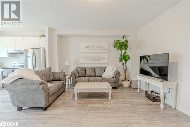 Building Photo - 1174 Peelar Cres