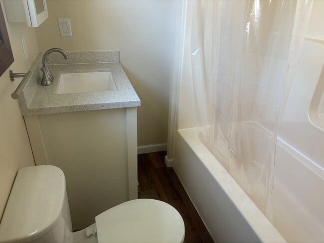 Building Photo - Cute 1 Bed 1 Bath