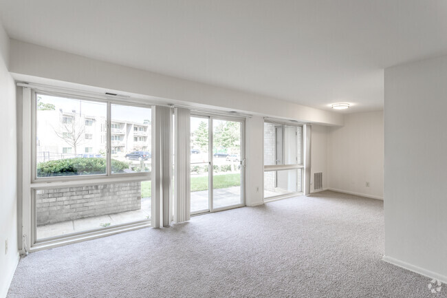 1HAB, 1BA - 685 ft² - Riverside Plaza Apartments