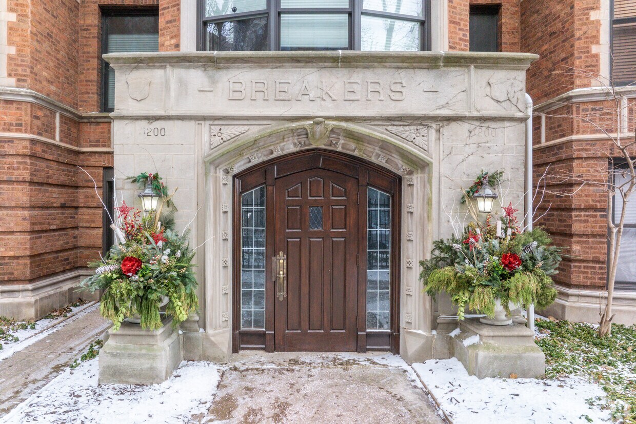 Entry - Sherwin on the Lake Condominium