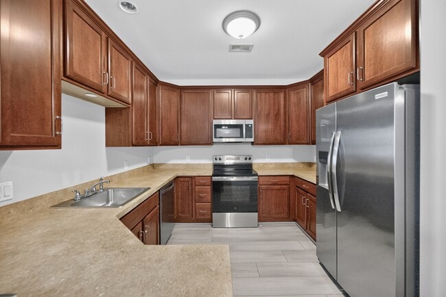 Ample kitchen cabinet space - 404 Degas Ct
