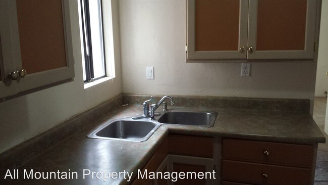 Foto del edificio - 40067 Forest Rd