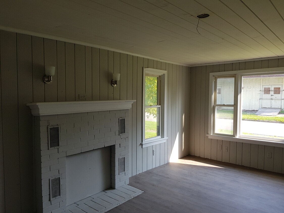 Building Photo - 405 E Cypress St