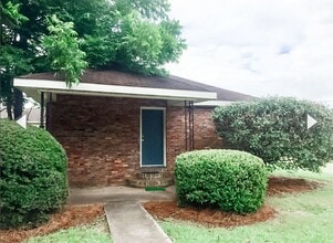Building Photo - 108 Camellia St