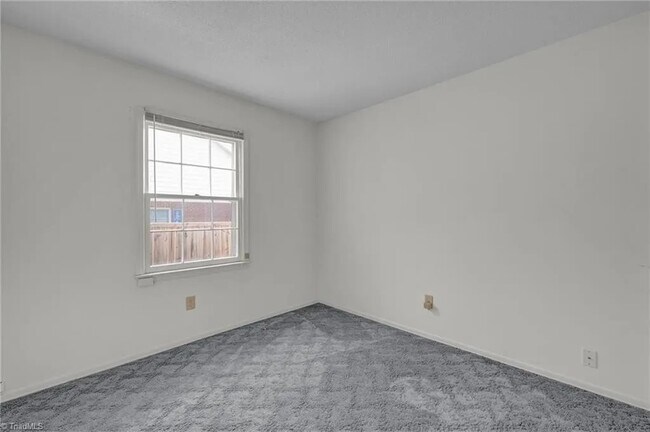 Foto del edificio - 205 N Rotary Dr