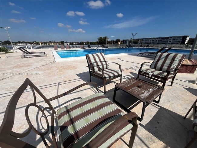 Building Photo - 1301 NE Miami Gardens Dr