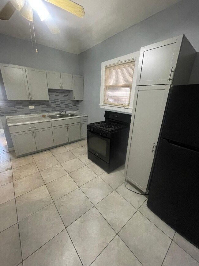 Foto del edificio - 8136 S Exchange Ave