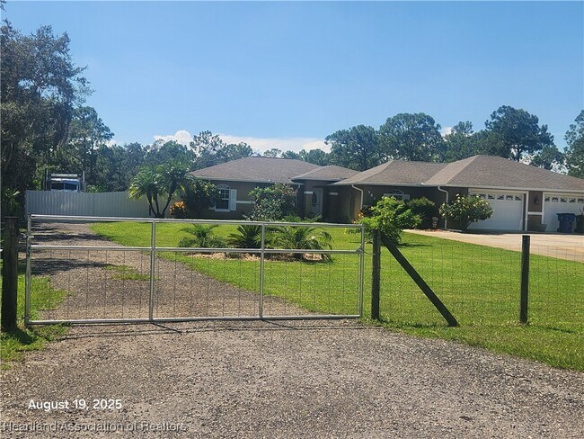 Foto del edificio - 5823 Golden Rd