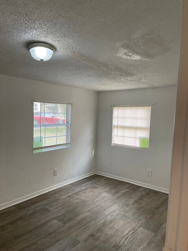 Foto del edificio - 8722 N Brooks St