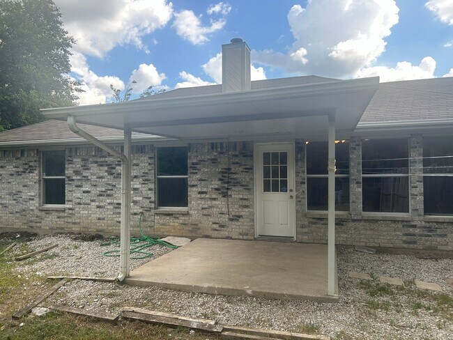 Building Photo - Ready to Move in... Do not miss this house...
