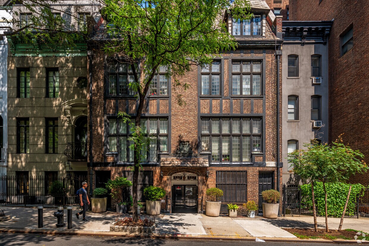 Foto del edificio - 225-227 E 49th St