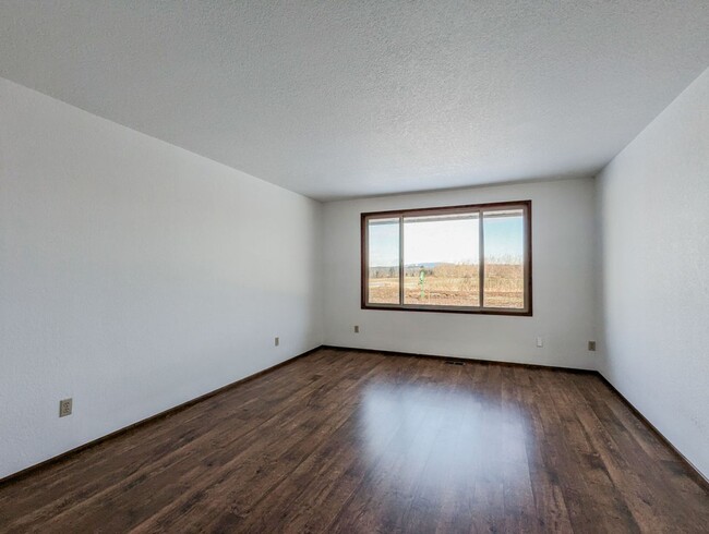 Building Photo - Spacious 3 bedroom 2.5 bathroom ranch styl...