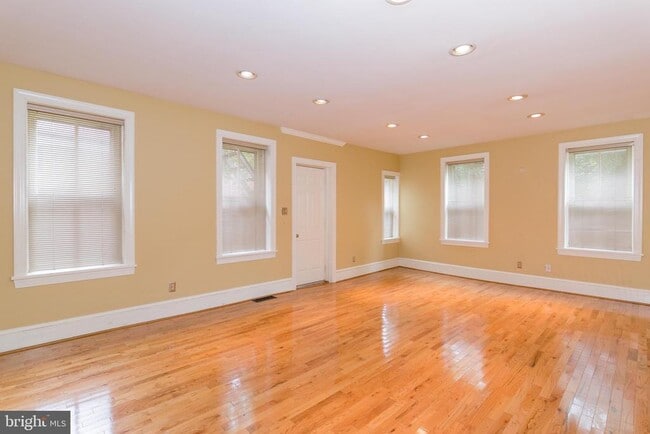 Building Photo - 1305 W 13th St