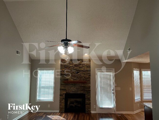 Building Photo - 3136 Hawthorn Dr