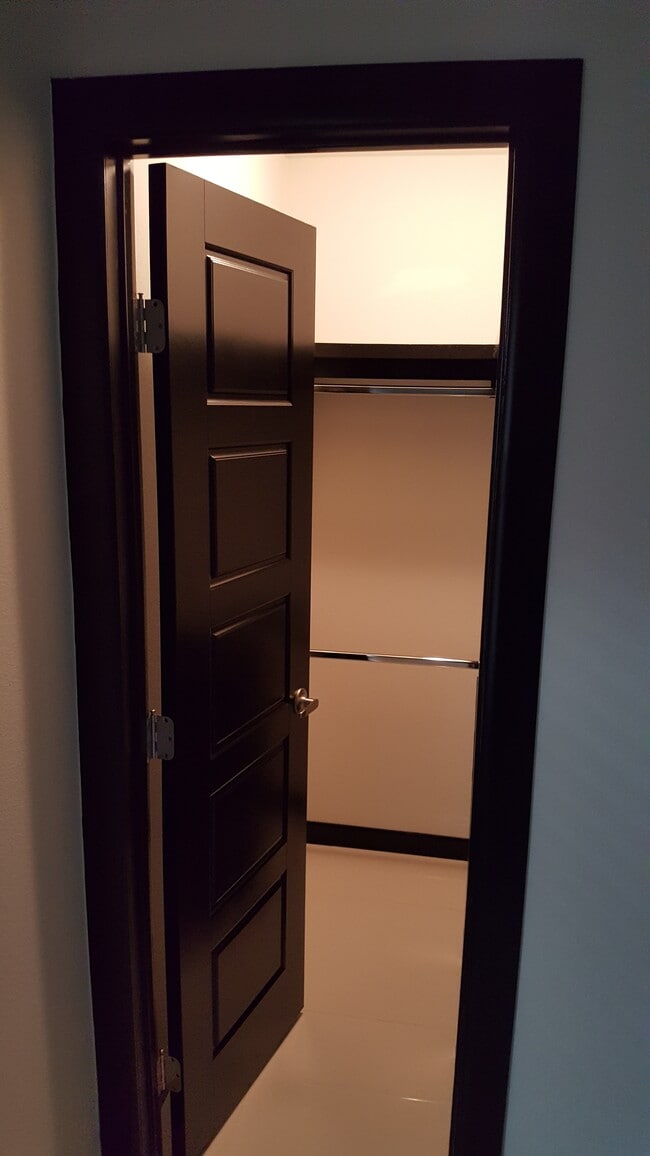 Building Photo - 1212 White Oak Dr