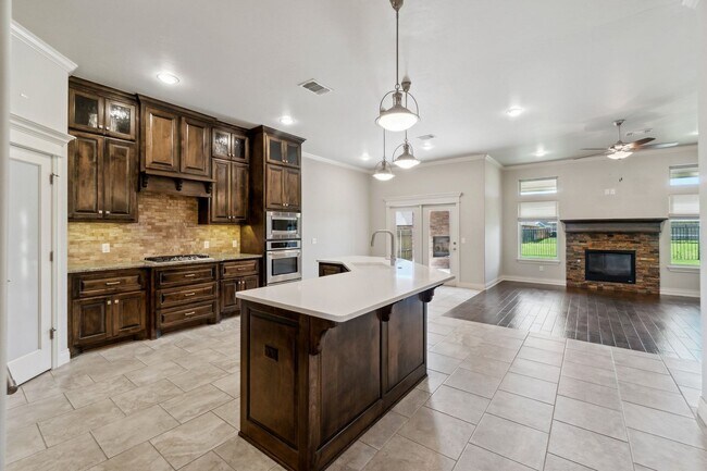 Building Photo - Upscale Comfort Meets Everyday Functionali...