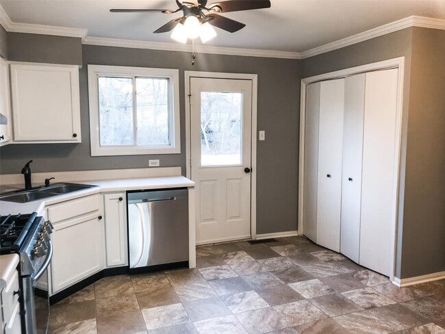Building Photo - 231 Hillsdale Dr
