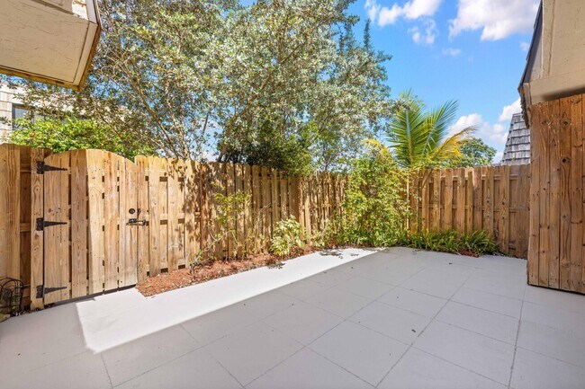 Foto del edificio - 2359  Waterside Drive  Lake Worth Fl 33461