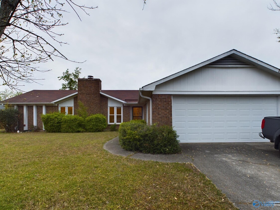 Primary Photo - 1001 Fieldstone Ct SE