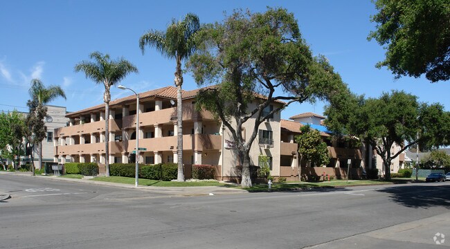 Building Photo - Oak Street Apartments