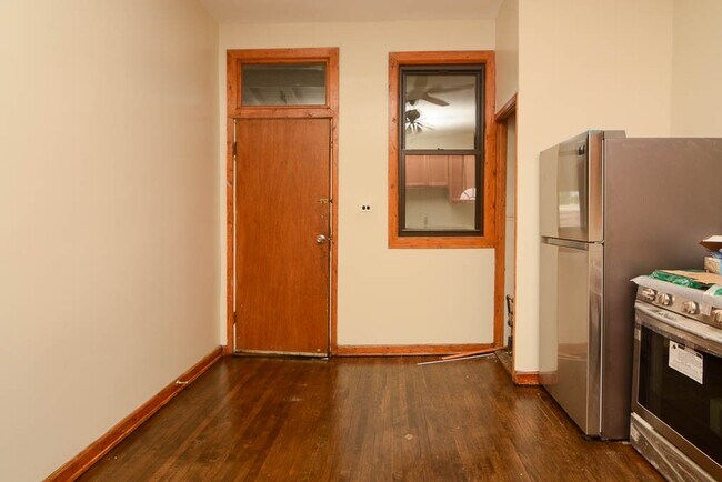Foto del edificio - 2825 N Milwaukee Ave