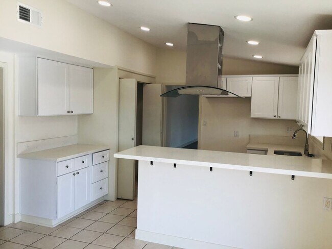 Foto del edificio - Remodeled Single-Level 3 Bedroom, 2 Bath w...