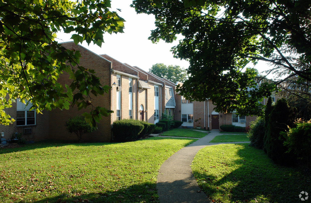 Primary Photo - Hamilton East Apartments