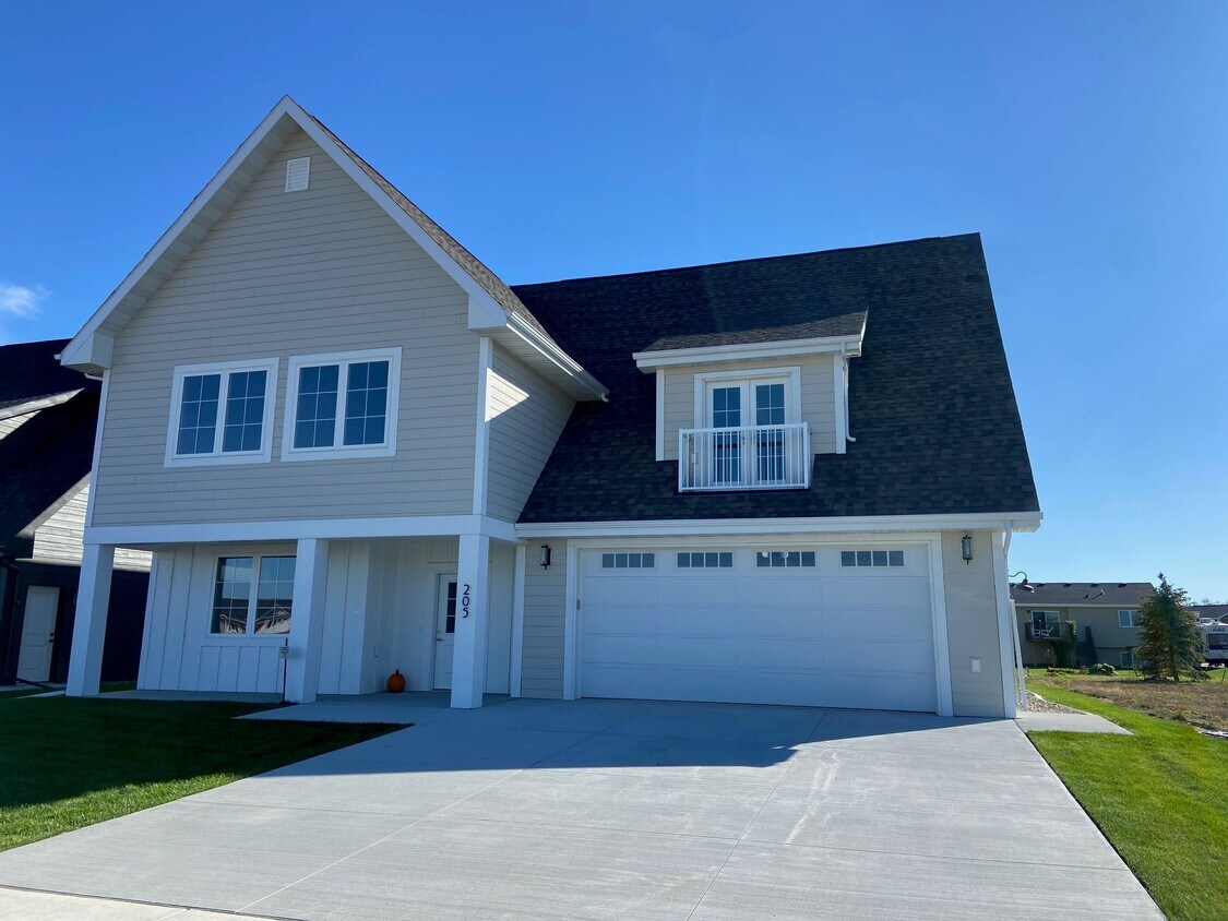 205 Lennox Dr, Bismarck, ND 58504 House Rental in Bismarck, ND