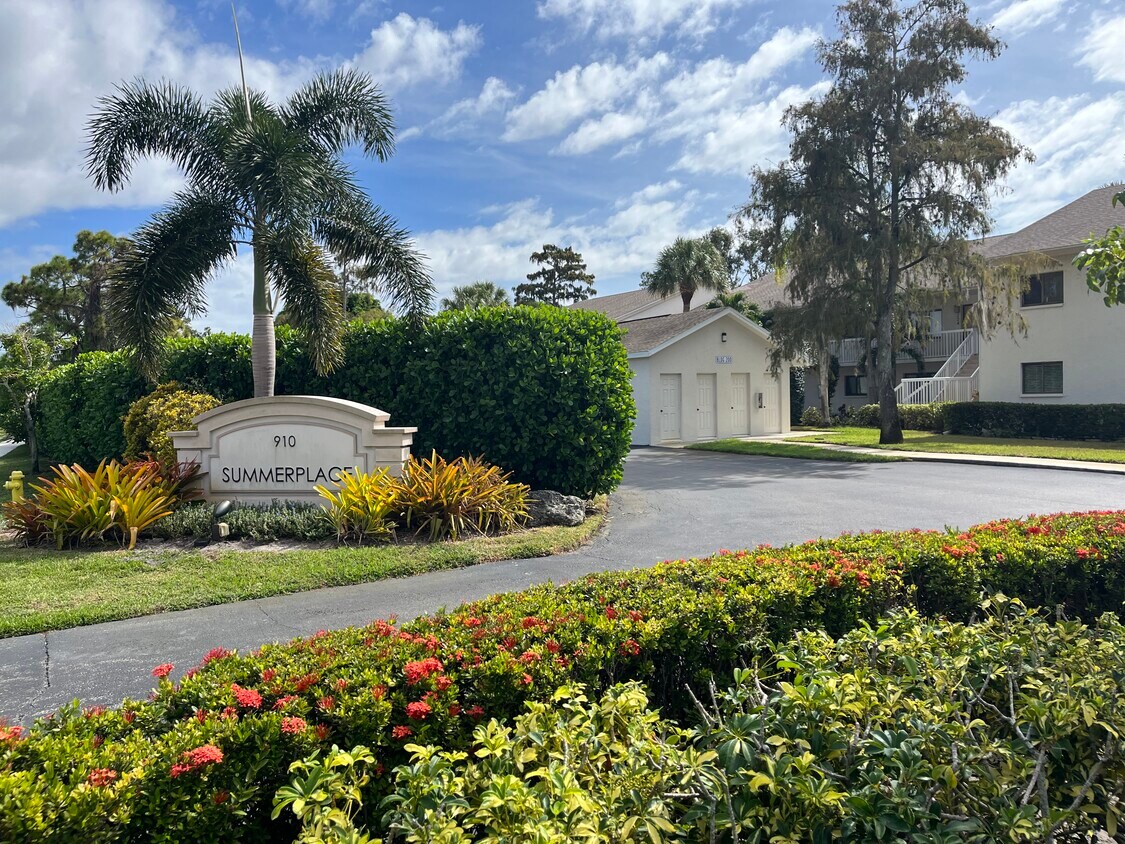 Foto principal - 910 Vanderbilt Beach Rd