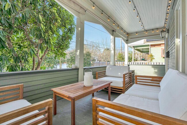 Foto del edificio - Spacious, historic 3-bdrm/1.5-bath home in...