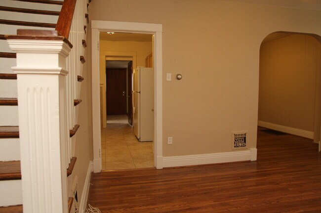 Foto del edificio - 6111 Crescent Ave