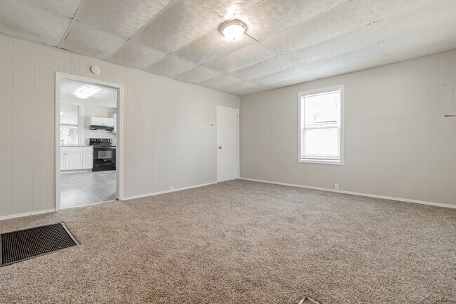 Building Photo - Charming 2 Bedroom in LaGrange!