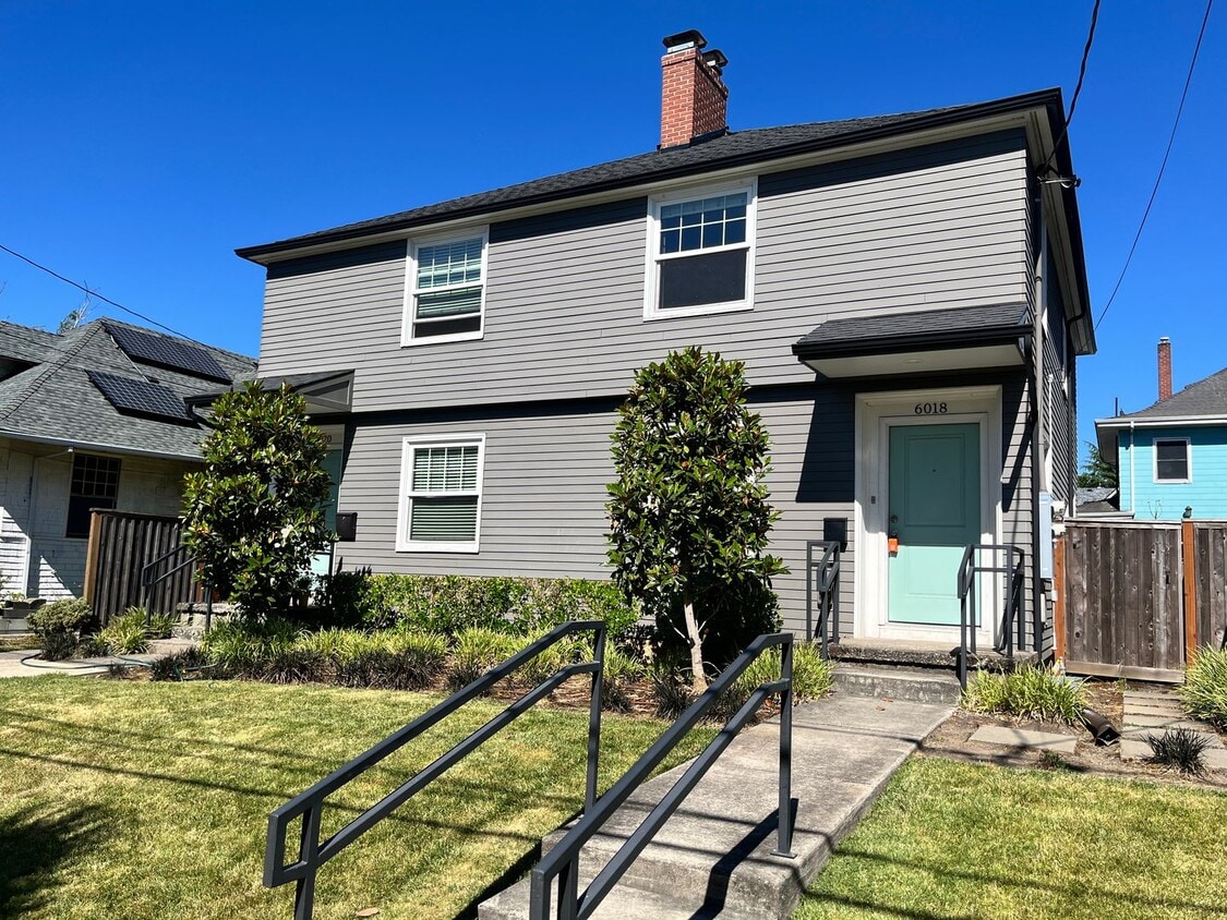 Foto principal - Gorgeous 2-Bedroom Townhome! Hardwood Floo...