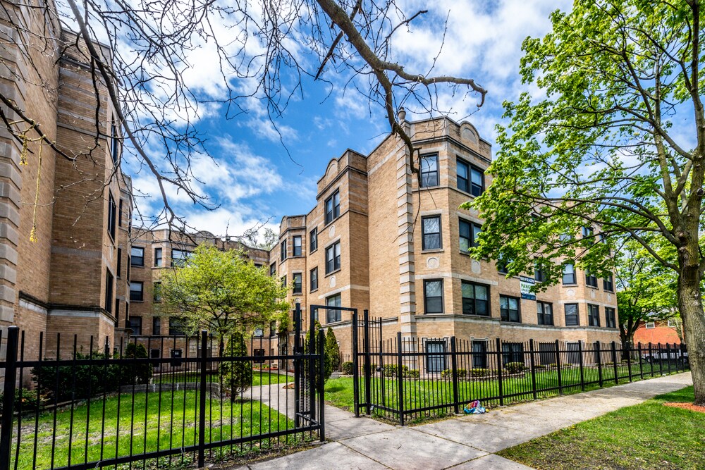 Foto principal - 8100-8114 S Essex Ave