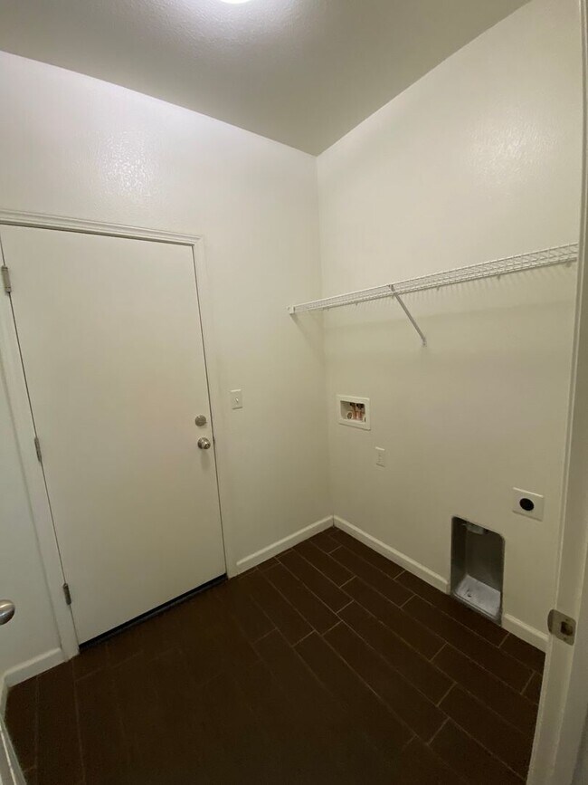 Foto del edificio - NW Visalia Home Available now, October SPE...