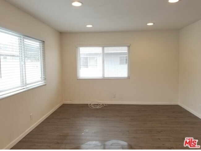 Foto del edificio - 28014 Robin Ave