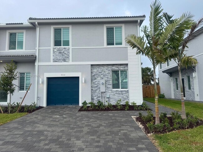 Foto del edificio - 705 SE 13th St Cir
