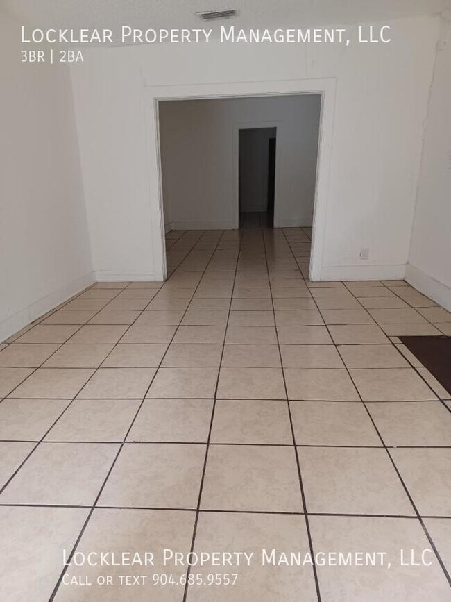 Building Photo - Stunning 3-bed, 2-bath home
