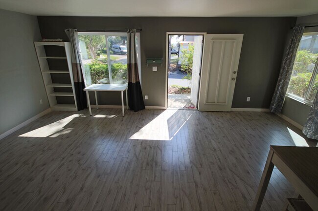 Building Photo - Large spacious 2 Bedroom in UTC