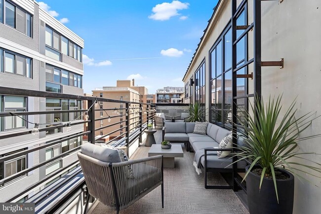 Foto del edificio - 2121 Ward Pl NW
