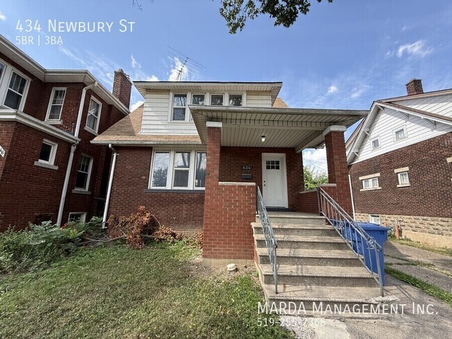 Photo du bâtiment - CHARMING 5 BED/2.5 BATH HOUSE DOWNTOWN + HYDRO, WATER & GAS!