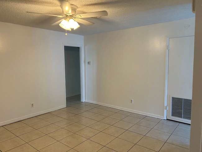 Building Photo - Spacious 4/2 Family Home on Westside Jax!