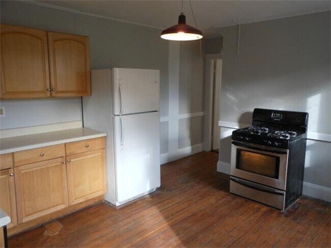 Building Photo - Newton Townhouse w/parking