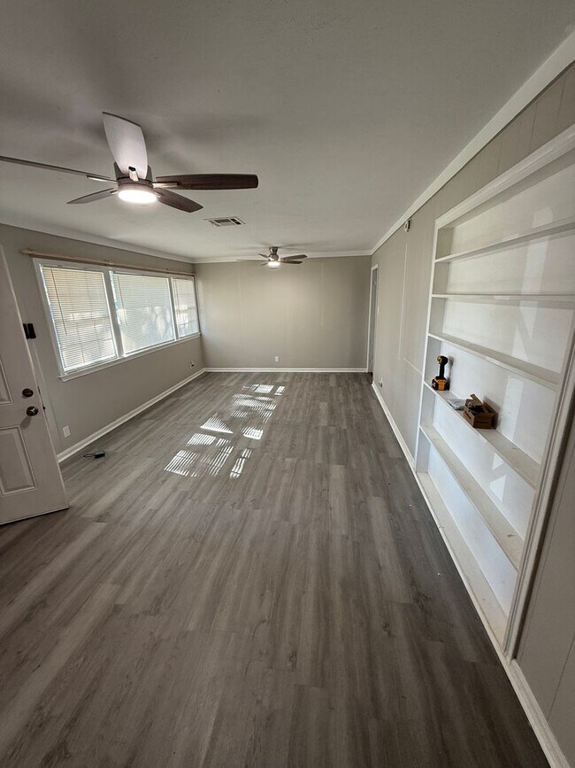 Building Photo - Spacious 3/1 available now!