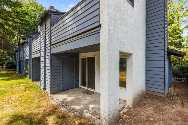 Building Photo - End-Unit Townhome in the Heart of Downtown Issaquah