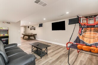 Building Photo - 649 Edgebrook Terrace