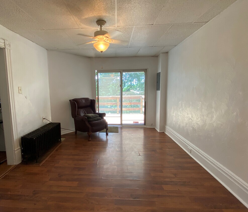 Large Livingroom - 153 Knox Ave