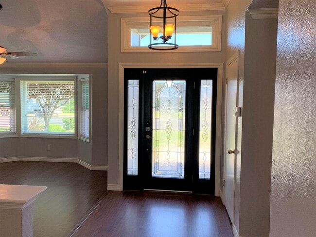 Building Photo - Beautiful 3 Bed West Bakersfield Home W/Po...